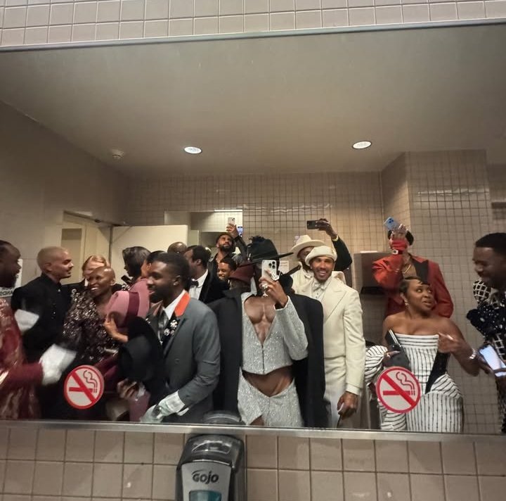 A MET GALA BATHROOM SELFIE WITH LEWISSSS!!!