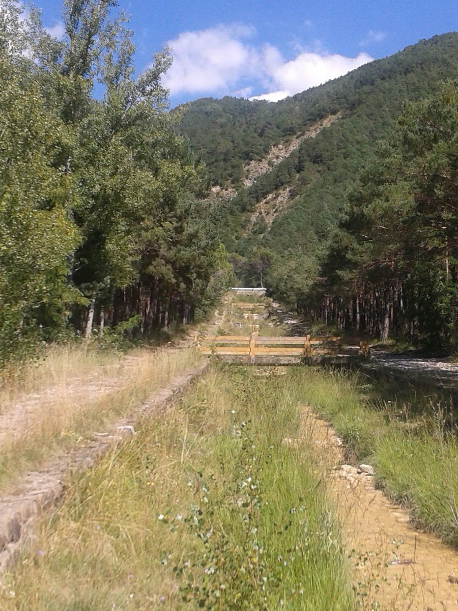 Evolución encauzamiento en el cono de deyección del barranco de  Arratiecho (HU). Se trata de un cauce tributario del río Gállego, en el que se acometieron los primeros trabajos por la 6a División Hidrológico Forestal en 1904. La primera foto fue tomada en 1912 por Tomás Ayerbe.