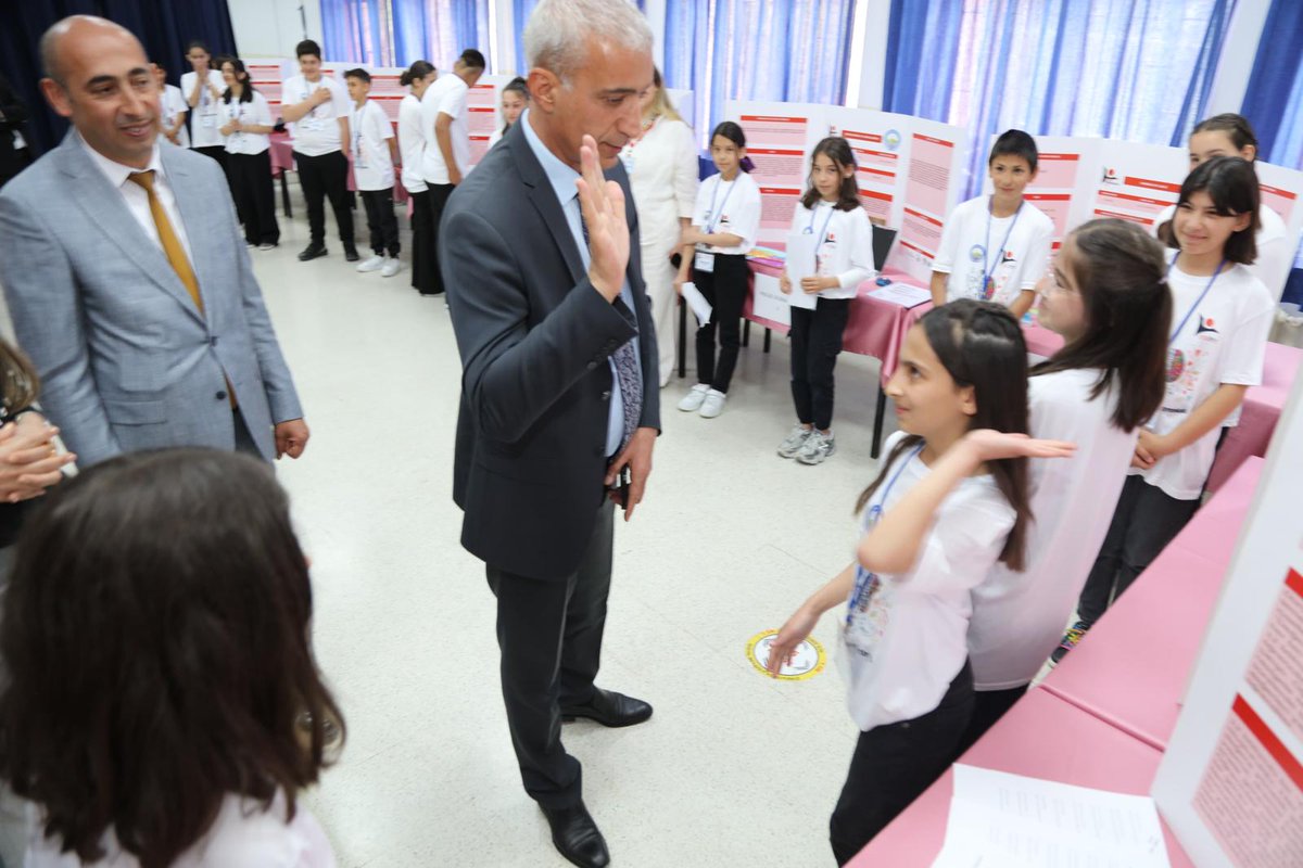 TCGolbasi's tweet photo. Kaymakamımız Sayın Erol RÜSTEMOĞLU beraberinde İlçe Milli Eğitim Müdürü Serap YILMAZ ile birlikte Gökçehöyük ilk-ortaokulunda düzenlenen TÜBİTAK bilim fuarı’na katıldı. https://t.co/MbBFvOSk6o