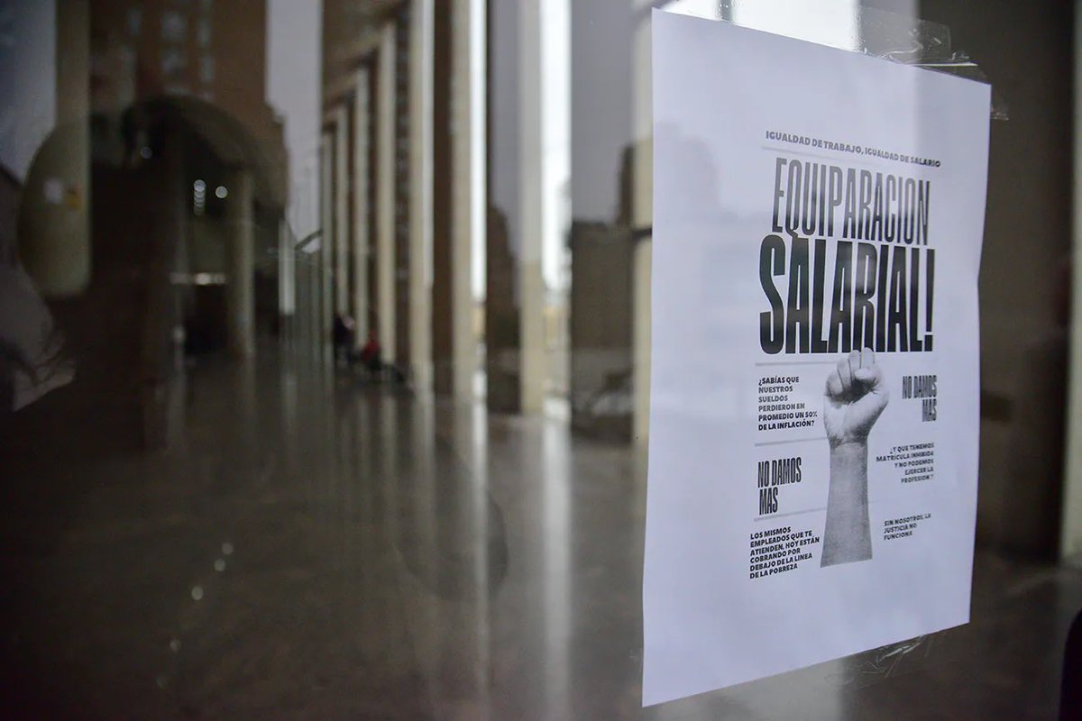 A pesar de su elevado conocimiento técnico y las constantes exigencias de formación por parte del Poder Judicial, que incluyen concursos públicos para ingresar y avanzar en la carrera judicial, los trabajadores judiciales de la Provincia de Córdoba HOY perciben sueldos