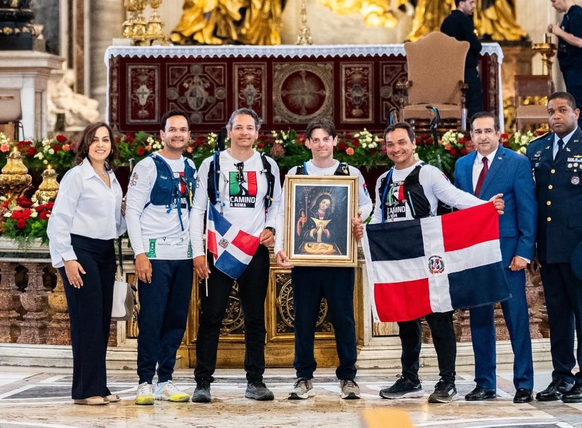 La peregrinación dominicana de fe, llegó a Roma, donde fueron recibidos con honores por el Embajador Víctor Suárez. Un significativo encuentro que subraya la profunda devoción de nuestro pueblo. #PeregrinosRD