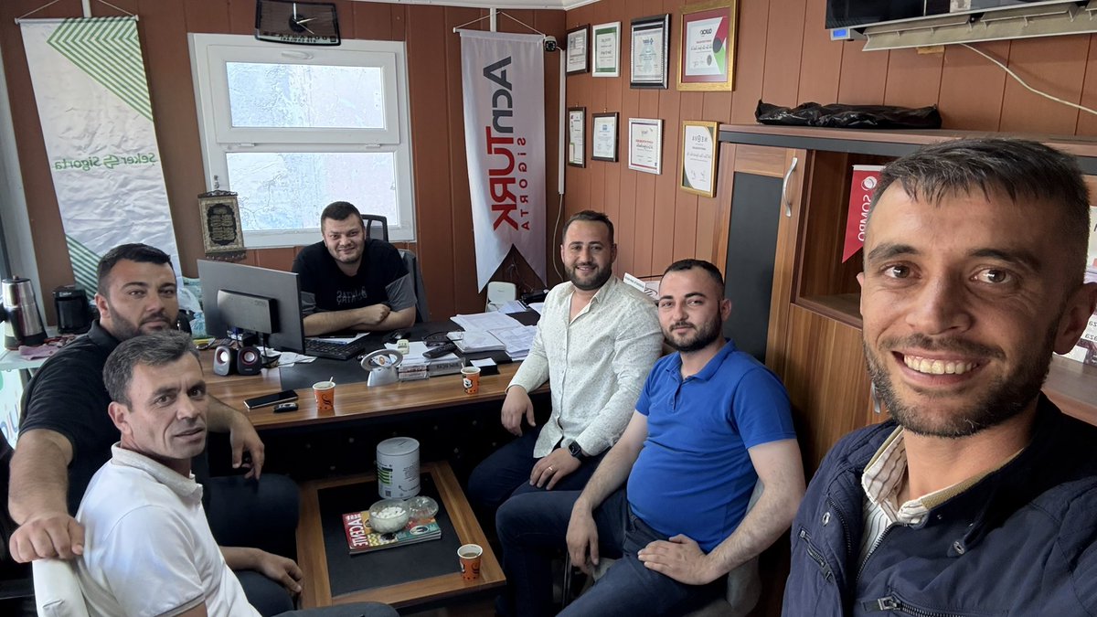 Ak Gençlik İslahiye Teşkilatı olarak, deprem felaketinden bu yana konteynerde hizmet vermeye devam eden kıymetli esnafımız Bilal Uçar’ı ziyaret ettik. Zor şartlara rağmen azmiyle ve emeğiyle ayakta duran tüm esnaflarımıza minnettarız. Her zaman yanınızdayız!