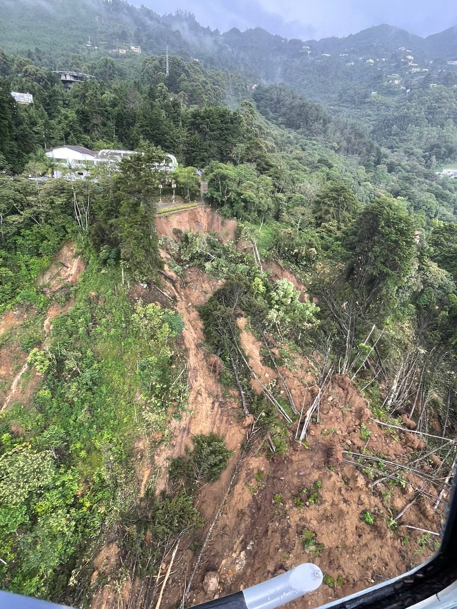 FicoGutierrez's tweet photo. 🚨 Esta es la magnitud del deslizamiento de tierra en el sector del Poblado en la loma de los Balsos, cerca a las Palmas. 
La vía está completamente cerrada. 
De acuerdo a la versión de algunos vigilantes de unidades residenciales del sector, no habrían vehículos ni personas atrapadas. De todas formas, trabajamos con equipos de rescate (hombres y perros de búsqueda) hasta descartar todo. Los vigilantes alcanzaron a parar los carros que subían, al darse cuenta del desprendimiento de material de la montaña. También dicen que no vieron vehículos bajando en ese momento. Gracias a ellos. Han salvado vidas. Héroes🙏🏻.
Seguimos atendiendo la emergencia en este y otros muchos puntos de Medellín. 
En Medellín estamos en emergencia por las fuertes lluvias🚨.