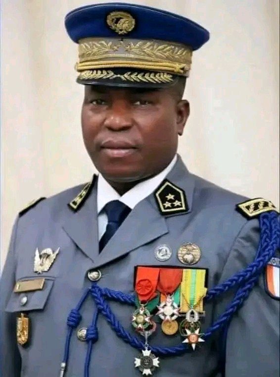 ZIGUIMAMADOU5's tweet photo. Urgent ...! 
Tous les gendarmes ou militaires ivoiriens qui afficheront d'une manière ou d'une autre leur soutien aux leaders politiques de l'opposition en particulier Laurent GBAGBO et Guillaume Soro seront radiés pour incitation à la rébellion.
🛑🇨🇮 Apalo Touré Alexandre https://t.co/O5DqxS4yeV