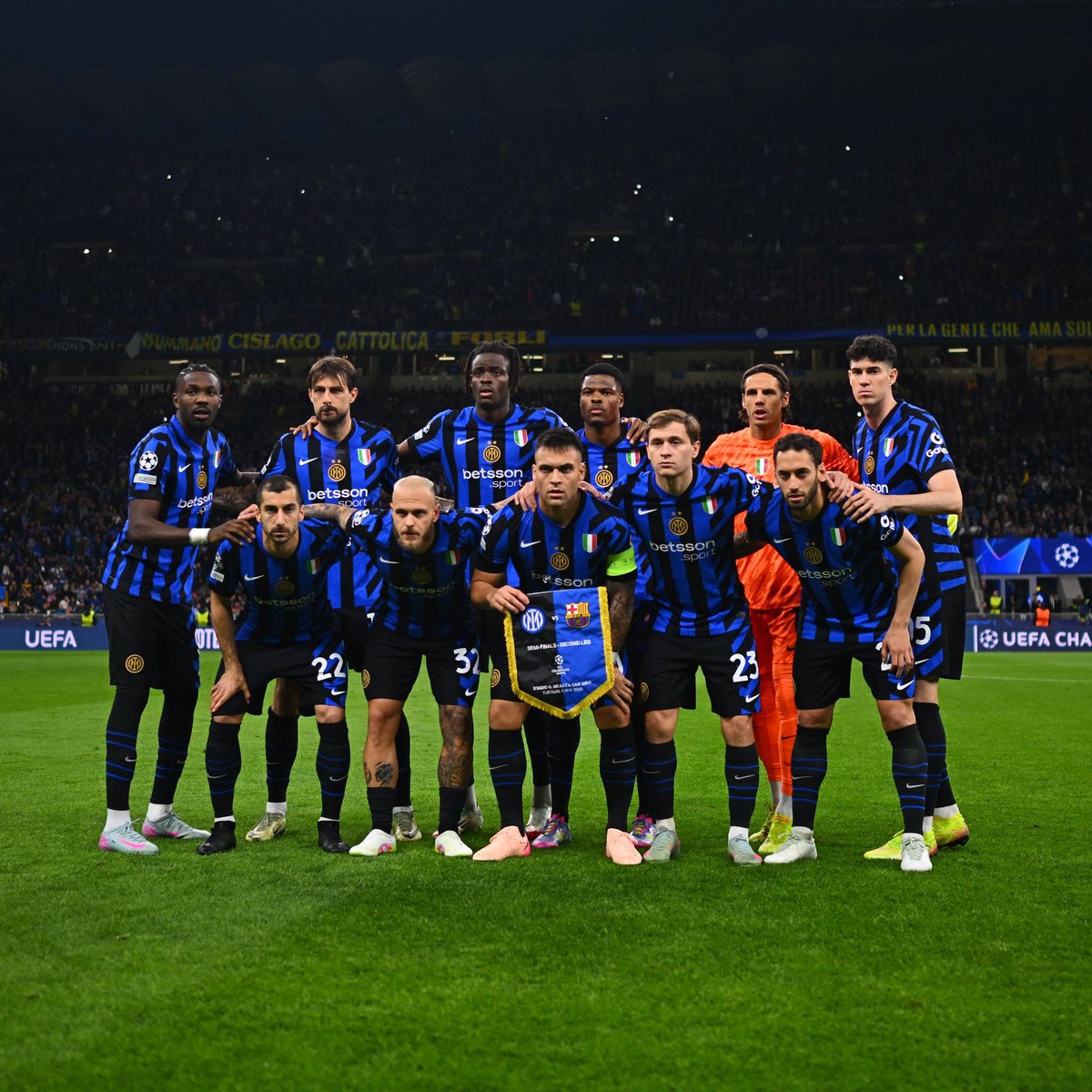 rigogaruth's tweet photo. Uku gutsinda kwa Inter turaza ku kwegeka ku musifuzi pe 😆 Mbega mbega !

45’ Inter 2-0 Barcelona ( Agg 5-3) 

Kabaye! 

#UCL https://t.co/FRv971LM4u