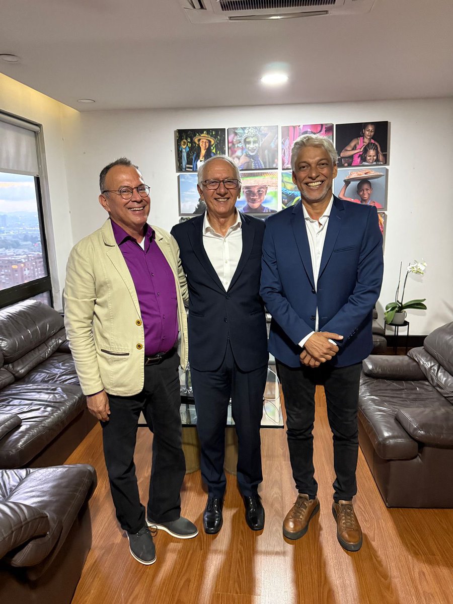 colombiacompra's tweet photo. En una reunión entre el director de Colombia Compra Eficiente, @Cristobalpt63 , y el ministro de Salud, Guillermo Alfonso Jaramillo, se acordó avanzar en el diseño conjunto de un nuevo Acuerdo Marco para el suministro y dispensación de medicamentos. 

El objetivo es garantizar una amplia participación de laboratorios y distribuidores farmacéuticos, promover la calidad en los bienes y servicios adquiridos y lograr una mayor eficiencia en el gasto público.