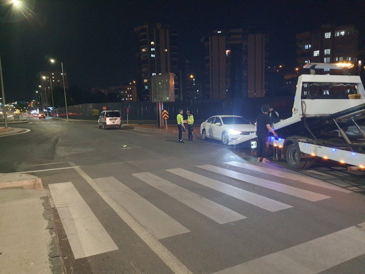 Ballıkayağı kavşağında an itibarıyla bir kaza daha.
Tedbir alınması için kaç kazanın daha olması gerekiyor? Köprü yan yollarına kasis yapmak çok mu zor?
<a href="/sanliurfabld/">Şanlıurfa Büyükşehir 🇹🇷</a> <a href="/KarayollariGM/">Karayolları Genel Müdürlüğü</a> <a href="/trafi/">Tito Rafi</a> <a href="/gapgundemigzt1/">GAPGündemi</a> <a href="/mehmetyetim63/">Mehmet Yetim</a> <a href="/gazeteipekyol/">Gazete İpekyol</a> <a href="/Guneydogu_TV/">📺Güneydoğu TV📺</a> <a href="/edessatvcomtr/">edessatv</a>