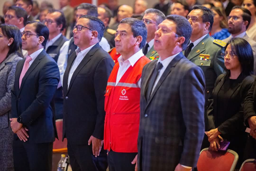 En nombre de <a href="/cruzrojaecuador/">Cruz Roja Ecuatoriana</a>, recibí un reconocimiento de <a href="/IbarraAlcaldia/">Alcaldía Ibarra</a> por el trabajo de nuestros voluntarios. 

También entregamos un reconocimiento por su apoyo para la construcción de la nueva bodega logística humanitaria para la Zona 1. 

¡Gracias, Ibarra! 🤝⛑