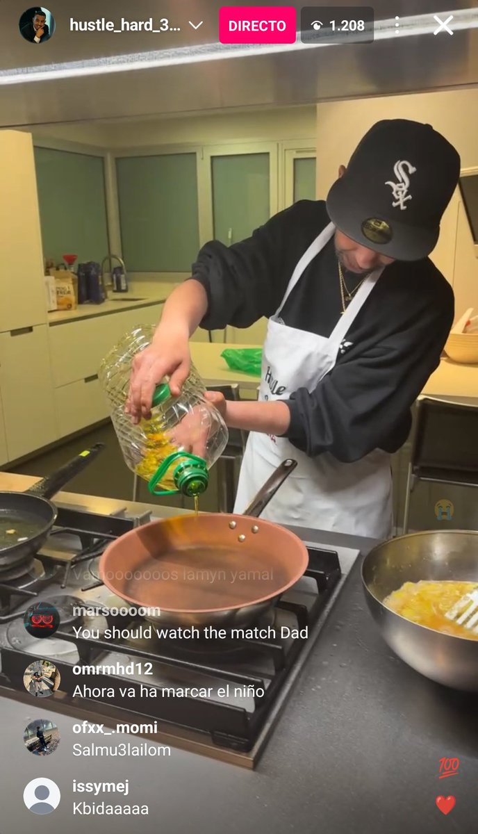 El hijo jugando una semifinal de Champions y el colega marcándose un directo haciendo una tortilla de patata, cabra absoluta.