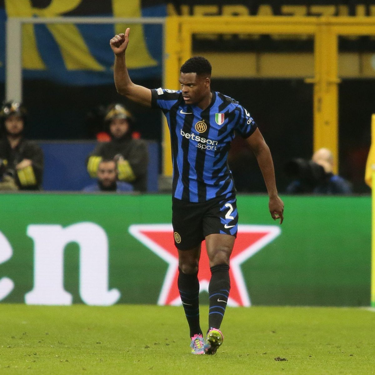 StatmanDave's tweet photo. Denzel Dumfries' half by numbers vs. Barcelona:

100% tackles won (2/2)
7 passes completed
5/6 duels won
2/3 dribbles completed
1 big chance created
1 assist

4 goal involvements in this tie so far... ⚽️⚽️🅰️🅰️ https://t.co/dt53dc4T8o