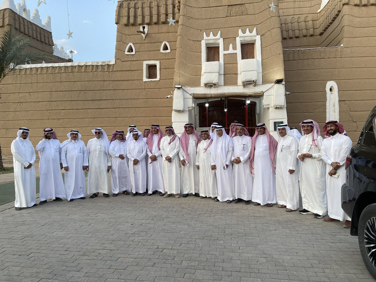 أمير_نجران_تكريم_ووفاء
ومحبّة وعطاء قدّمها اليوم
رجل الأعمال البّار
رئيس مؤسسة 
قدوات عطاء للوطن 
أخونا الفاضل والمعطاء
ناصر بن عبدالله العواد 
والذي كعادته وفقه الله
توّج ظهر اليوم زيارتنا إلى
نجران الأصالة والكرم
بتكريم صاحب السمو
ألأمير جلوي بن عبدالعزيز بن مساعد ال سعود
أمير