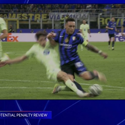 Des « hommes » disent qu’il n’y a pas peno sur cette action 🤣🤣 #InterBarça