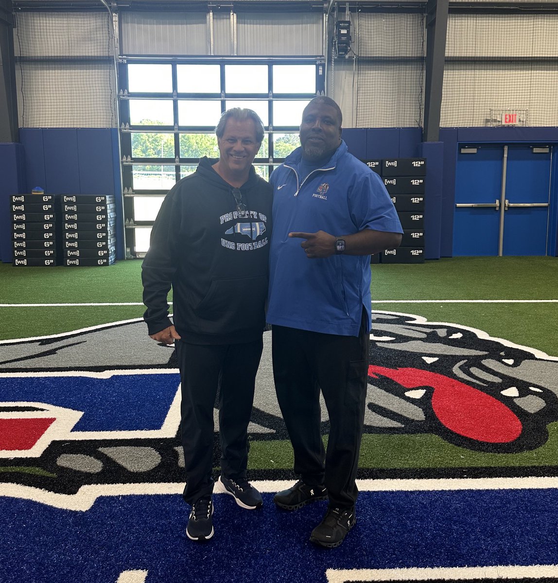 Thanks <a href="/lancethompson_/">Lance Thompson</a> from <a href="/UNCFootball/">Carolina Football</a> for stopping by #TheDawgHouse today to check out our guys.