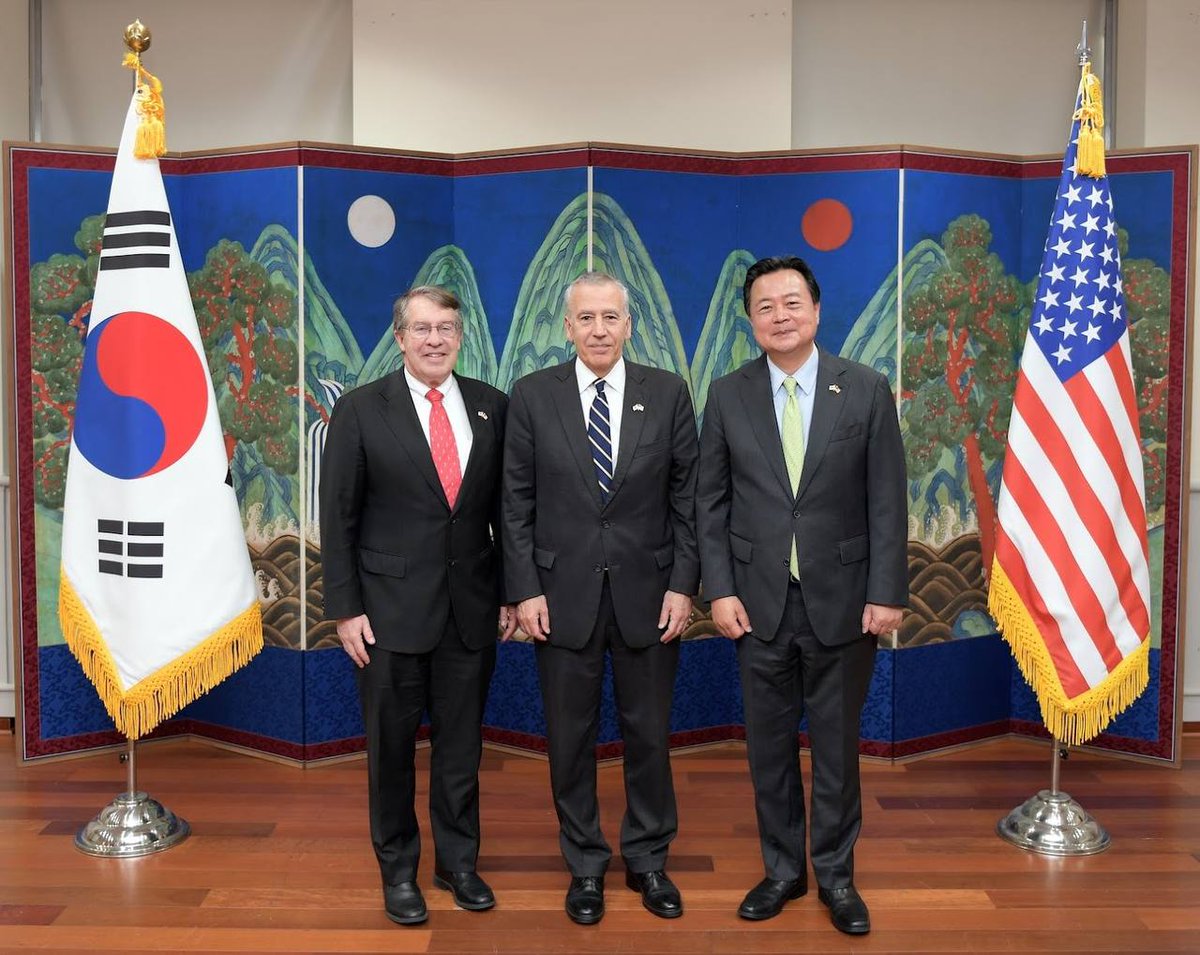Today, Amb. Goldberg was awarded the Order of Diplomatic Service Merit for strengthening 🇰🇷🇺🇸 ties and dedication to our Alliance. As Ambassador to Korea, he was a committed diplomat and true friend. Congratulations, Amb. Goldberg! We look forward to a continued friendship.