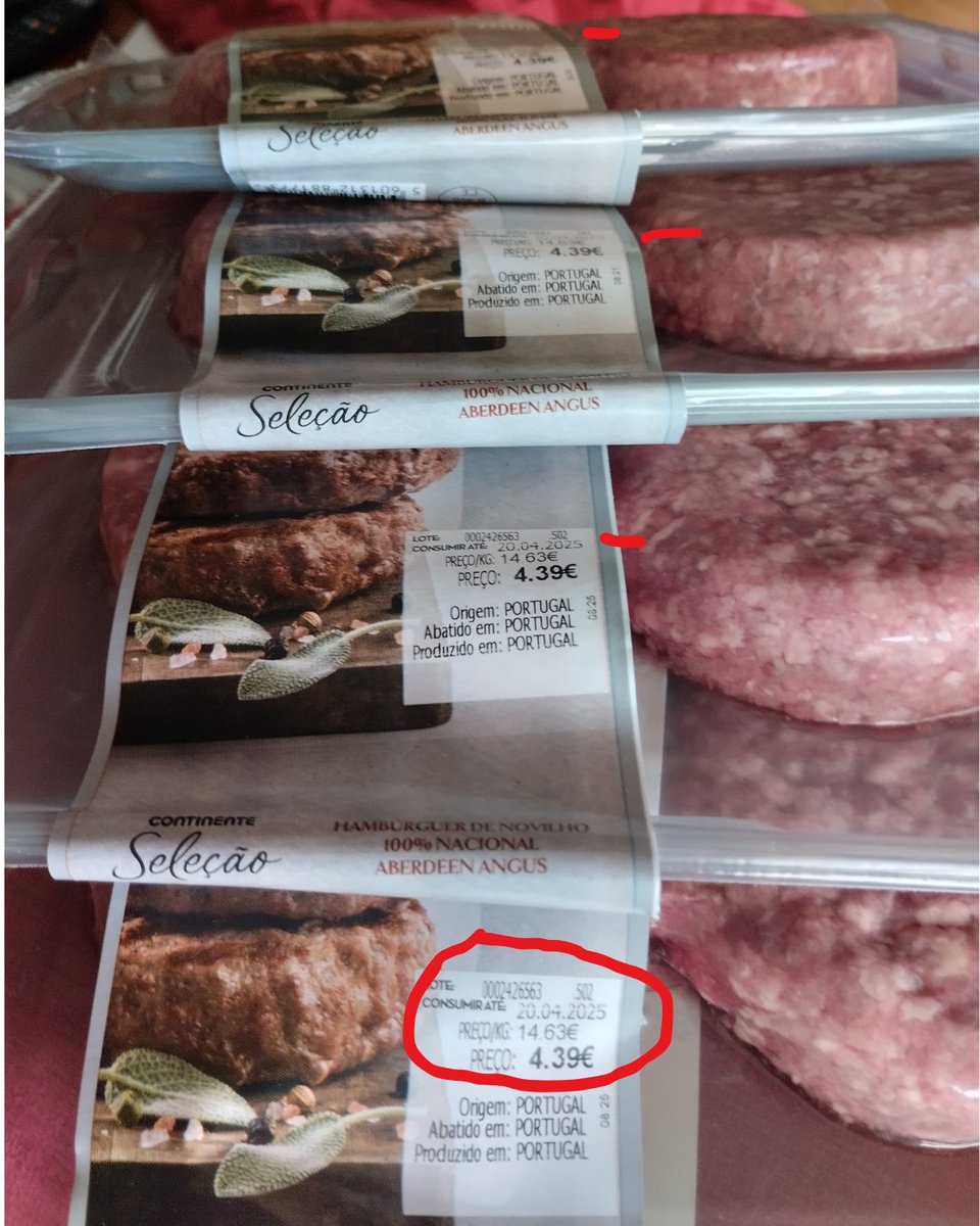 donocooperativa's tweet photo. 🚨Não é habitual partilhar temas pessoais por aqui. Mas há coisas que para mim não devem passar em claro. Encomenda no Continente online entregue no dia 19 de abril, véspera de domingo de Páscoa. 4 x 2 paletes de hambúrgueres entregues com a validade do dia seguinte, 20 de abril.

Que abuso, pensei. Vou reclamar, pedi reembolso ou a troca da mercadoria. Demoraram a responder. Tentaram ligar-me quase uma semana depois, não consegui atender, responderam por e-mail para me dizer que me tentaram ligar. Obrigadinho.

Pediram-me uma melhor hora para contacto, respondi por e-mail, a partir das 18h. Não lhes devia ser conveniente, a eles, nunca mais me ligaram de volta. Entretanto, domingo abri nova reclamação. 

Reponderam hoje por e-mail. Destaco o seguinte trecho: "Relativamente à validade da carne, informamos que, sempre que possível, enviamos os artigos com maior validade. No entanto, e conforme o procedimento, a validade mínima de 2 dias, incluindo a data de entrega, foi cumprida."

E complementam "Para situações futuras, sugerimos que indique, nos comentários da encomenda, a validade mínima pretendida" . Ou seja, eu é que tenho a obrigação de dizer que não quero validades à queima para a carne que encomendei. Como se não fosse um comportamento normal num consumidor. A subversão completa da lógica!

Achei indecente. Sou cliente há vários anos, nunca reclamei de nada, nem de uma fruta um pouco mais passada do que deveria, ou de uns iogurtes com validade curta. 

Neste caso, pelo abuso de confiança, mas também pela resposta, dou hoje por terminada a minha relação de décadas com o Continente. 

Já pedi o encerramento da conta online, do cartão e também para apagarem todos os meus dados pessoais.  Relações de má-fé, não estou interessado, obrigado.

Quando se preza um cliente, não se fazem destas coisas. Quando por lapso acontece, corrige-se com o menor incómodo possível para o cliente. 

O Continente não fez nenhuma das duas. É porque não precisa de clientes. Não faz mal. Eu também não preciso do Continente. 

Até nunca...

o dono da cooperativa