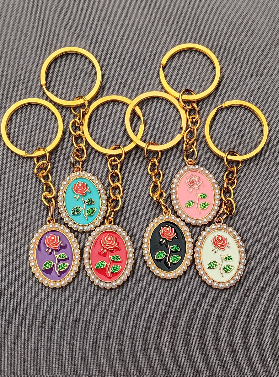 Keyrings, keychains, bag charms, perfect for that special someone. Have a lovely evening everyone 😊 

#handmade #rose #keychains 

etsy.com/uk/shop/Handcr…