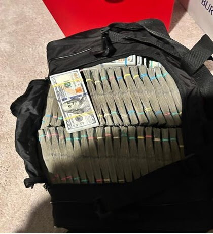 La <a href="/DEAHQ/">DEA HQ</a> reporta el operativo más grande contra el tráfico de fentanilo en meses en Nuevo México.
- Aproximadamente $610,000 dólares 
- 49 armas de fuego
- 396 kilogramos de pastillas de fentanilo
- 11.5 kilogramos de fentanilo en polvo
- 1.5 kilogramos de cocaína
- 3.5