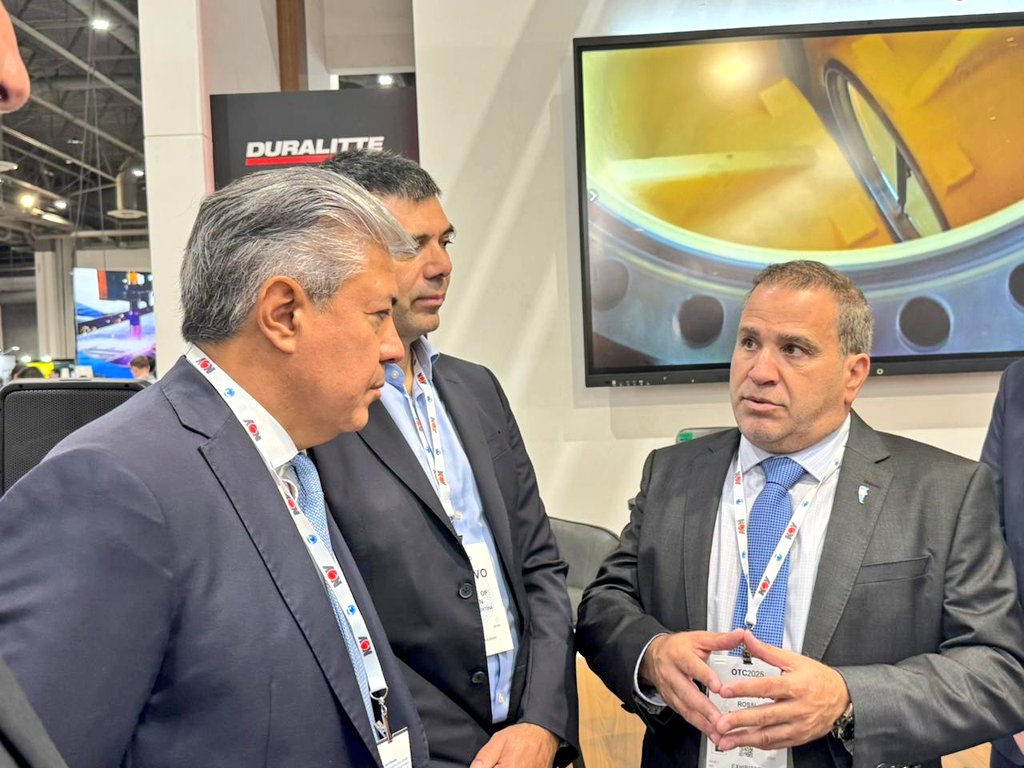 Rolo_Figueroa's tweet photo. MOSTRANDO EL POTENCIAL NEUQUINO AL MUNDO

En la Bilateral Energy Summit, participamos en el stand de Argentina junto a una delegación de empresarios neuquinos para mostrar el gran potencial de nuestras empresas y el trabajo que se realiza en Neuquén.

Hemos mantenido importantes reuniones con operadoras y empresas de servicios que han contribuido al desarrollo de Permian, ya que queremos que inviertan en Neuquén y nos ayuden a desarrollar nuestra cuenca en asociación con las empresas locales.

Estas son empresas que nunca han operado fuera de Estados Unidos, y queremos que trabajen junto a nosotros para explorar cómo se puede colaborar en toda la cuenca específica de Neuquén, siempre de la mano de un socio local.