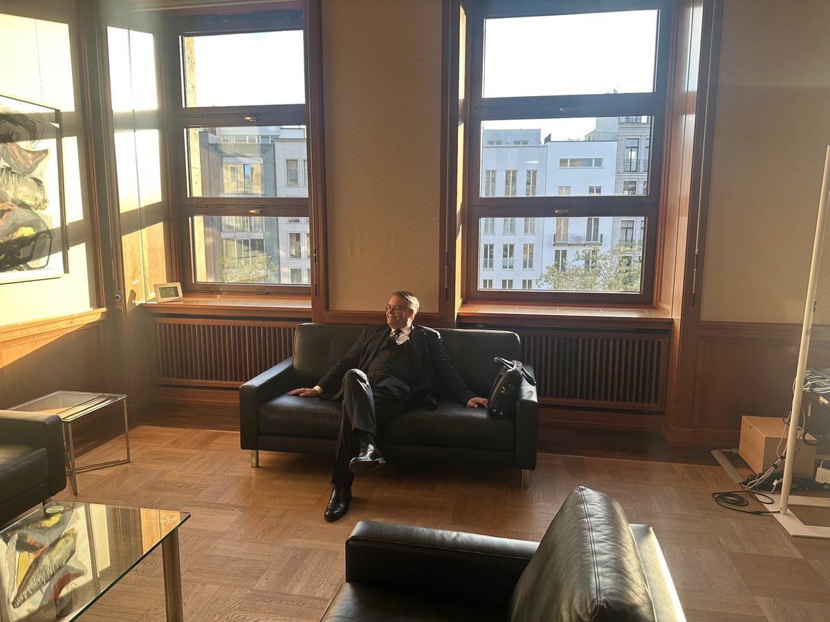 tobiaslindner's tweet photo. @ABaerbockArchiv hat heute Abend das Auswärtige Amt an Bundesaußenminister @JoWadephul übergeben. Nach 3 Jahren, 4 Monaten und 28 Tagen endet heute meine Amtszeit als Staatsminister und damit die vielleicht forderndste und zugleich erfüllendste Zeit meines bisherigen Lebens. Ich bin dankbar dafür, dass ich meinem Land in dieser Funktion dienen durfte und wünsche der neuen Administration alles Gute und viel Erfolg! Und beim besten Team, das ich mir vorstellen kann, stehe ich tief in der Schuld. “Everything is going to be fine in the end. If it's not fine it's not the end.” Oscar Wilde