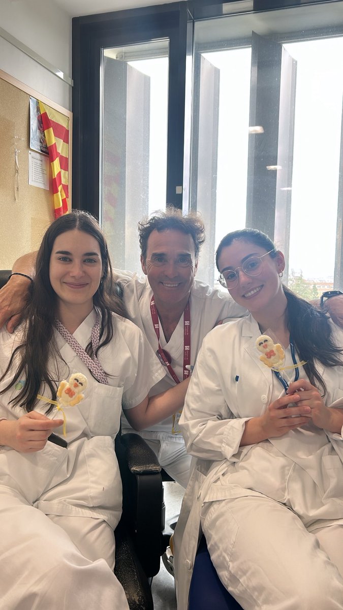 Cirurgia General - Parc Taulí (@taulisurgery) on Twitter photo Avui les nostre R1, les doctores <a href="/nuria_boira/">Núria Boira</a> i <a href="/sandraardila23/">Sandra Ardila</a> s’han convertit oficialment en R2!
A la foto, amb el Dr. Santi Barcons, el primer resident del <a href="/parctauli/">Consorci Corporació Sanitària Parc Taulí</a> Avui les nostre R1, les doctores <a href="/nuria_boira/">Núria Boira</a> i <a href="/sandraardila23/">Sandra Ardila</a> s’han convertit oficialment en R2!
A la foto, amb el Dr. Santi Barcons, el primer resident del <a href="/parctauli/">Consorci Corporació Sanitària Parc Taulí</a>
