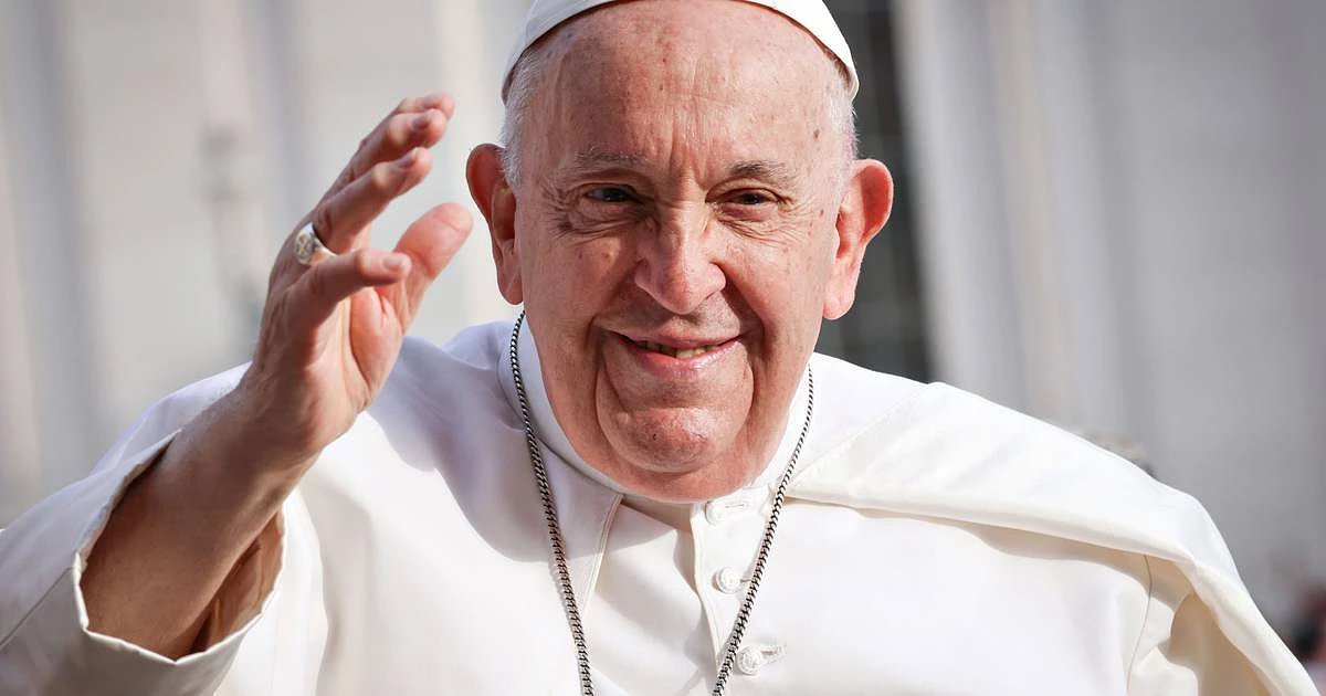 libertariopt's tweet photo. Ah, que maravilha de neutralidade jornalística: "Crentes e não crentes exigem Papa que siga o caminho de Francisco".  A propaganda perdeu a vergonha!

https://t.co/bUvWYObIhF

Exigem! A imprensa já não informa, doutrina — e desta vez nem tenta disfarçar. A mensagem é clara: cardeais, comportem-se. Nada de escolher um Papa que desafie os dogmas sagrados do progressismo estatal-global. 

O próximo vigário de Cristo que continue, por favor, a beijar os pés do Leviatã e a repetir os mantras do "mundo unido" — desde que esse mundo seja regulado, fiscalizado e vacinado, claro.

É fascinante ver os “não crentes” tão empenhados na escolha do líder espiritual de uma Igreja na qual não acreditam. Talvez porque já perceberam que a religião, para o Estado moderno, só serve se pregar obediência cega à Nova Fé: clima, igualdade compulsiva e submissão ao poder centralizado. 

Um Papa que fale de salvação individual e liberdade? Blasfémia! O que se quer é um CEO do Vaticano com perfil ESG.

A ironia suprema? Os mesmos que rejeitam dogmas religiosos de dois mil anos exigem agora um Papa que mantenha a fidelidade absoluta... ao catecismo da ONU.