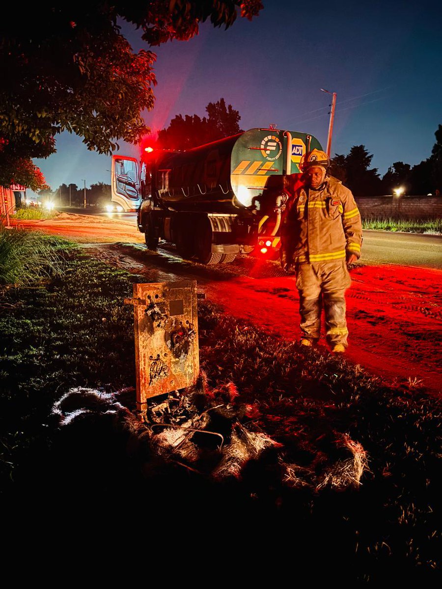 Fidelity_Secure's tweet photo. Keeping you safe in a fire emergency! Fidelity SecureFire swiftly responded to an electrical box on fire in the Modderfontein area.

#SecureFire #Modderfontein #Gauteng #GreenMachine #firesafety #alwaysthereforyou #keepingyousafe  #FidelityServicesGroup #WeAreFidelity https://t.co/LWNjt45Lnx