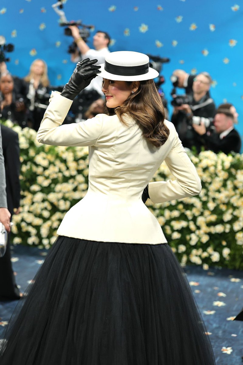 stepmomplaps's tweet image. elegance is the only beauty that never fades.