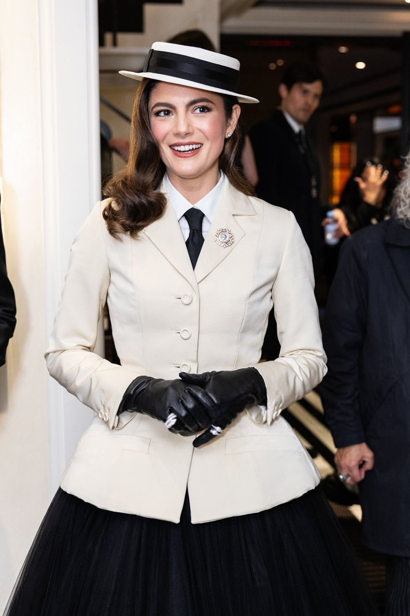 stepmomplaps's tweet image. elegance is the only beauty that never fades.