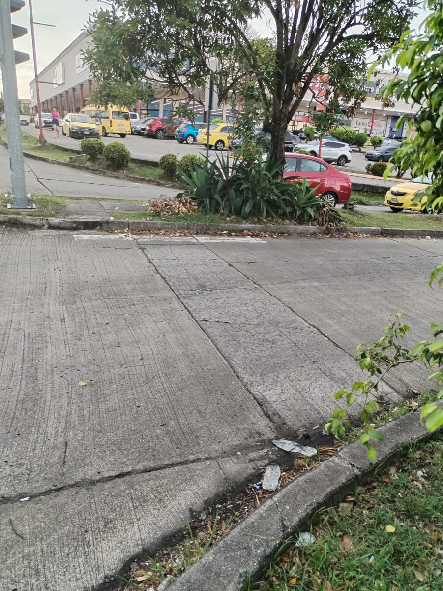 VillalucreD's tweet photo. DENUNCIA y SOLICITUD CIUDADANA para la @ATTTPanama de pintar las líneas de cebra en intersecciones y cruces en Villa Lucre, aledañas al Banco General con el McDonald's, con el Hosp. Susana Jones Cano y la Plaza Comercial de Villa Lucre. @VillaLucrePma @vamosguillermo https://t.co/TNrufgzOWG