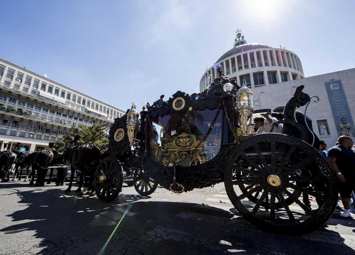 Muore Guerrino Casamonica: per Pelè, la Questura di Roma vieta funerali pubblici. Ancora vivo il ricordo dei  funerali show dell'estate 2015 a Don Bosco e delle polemiche per  carrozza e cavalli e lancio di petali di rose da un elicottero

…w-affaritaliani-it.cdn.ampproject.org/c/s/www.affari…