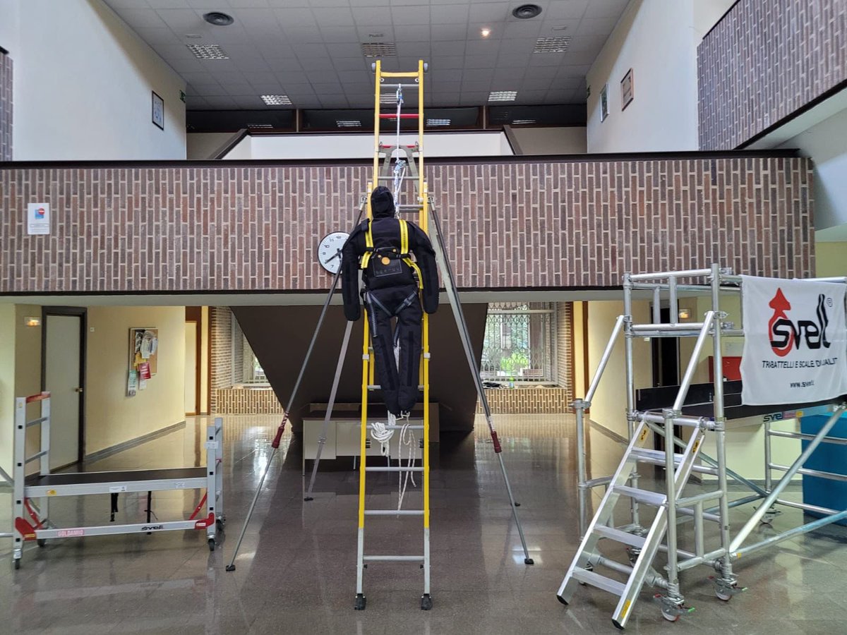 Svelt_spain's tweet photo. Fabricante de escaleras de mano y puestos de trabajo en altura certificados. https://t.co/b89hn0z3ZL