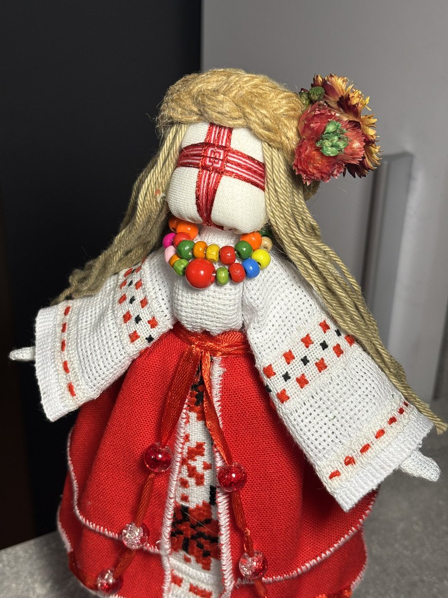 Ukrainian_dolls's tweet image. A motanka is not just a doll, but a talisman with a Ukrainian soul.
Each one is handmade, each one is unique.
Support Ukrainian traditional art via PayPal: [sotulaliliya@gmail.com]
Culture lives thanks to us!
#motanka #ukrainiancraft #supportart