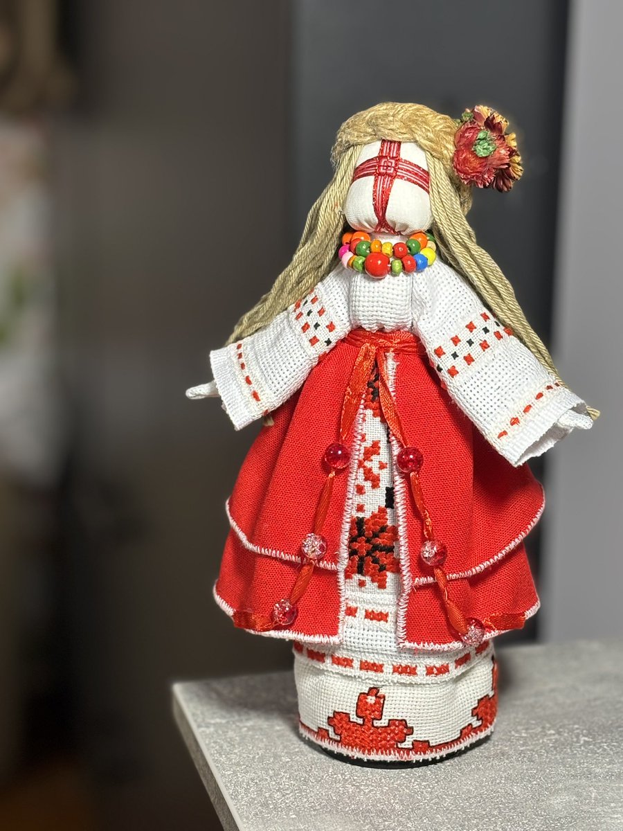 Ukrainian_dolls's tweet image. A motanka is not just a doll, but a talisman with a Ukrainian soul.
Each one is handmade, each one is unique.
Support Ukrainian traditional art via PayPal: [sotulaliliya@gmail.com]
Culture lives thanks to us!
#motanka #ukrainiancraft #supportart