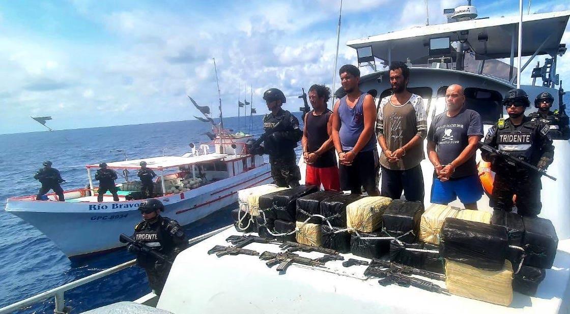 Nuestra Marina Nacional interceptó un barco pesquero a 570 millas náuticas (1,055 kilómetros) al suroeste de la Bocana El Cordoncillo, en el Estero de Jaltepeque.

A bordo transportaba 1 tonelada de cocaína, valorada en $25.6 millones junto a 4 narcotraficantes costarricenses que