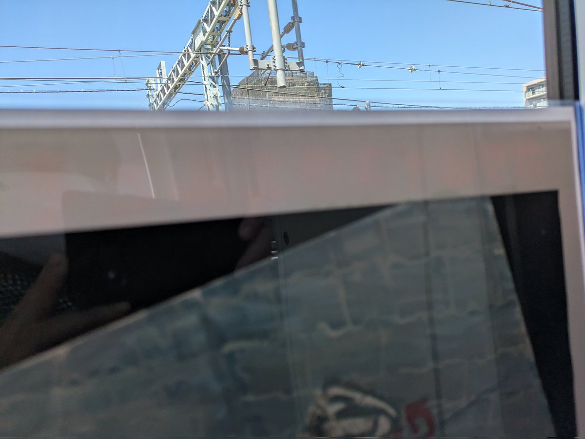 O0c1doaNx2CCSKK's tweet photo. 電車内で日差しが強いので両面仕様のプラカードを窓際に置いています。
#StopGenocide 
#StopKiling 
#ころすな https://t.co/kbHvowo37B