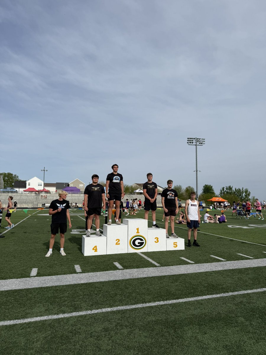 Congrats to our discus throwers Marek and J-Rod for getting 3rd and 4th💪🙌