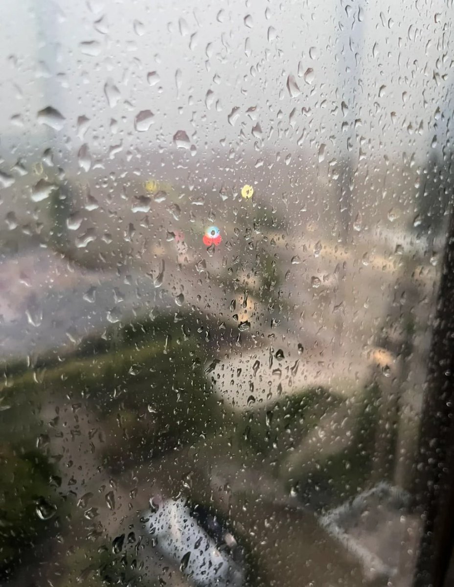 窓の外の雨が世界を濡らし、私の気持ちも小雨になりました 🌧️😭