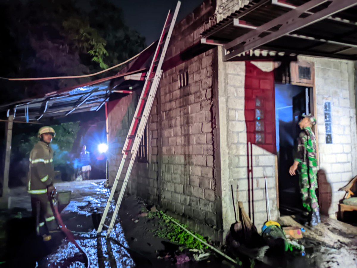 DISSOSP3APPKB's tweet photo. 06 Mei 2025, Pemkab Klaten melalui DissosP3APPKB melakukan penyerahan bantuan sembako dan bantuan logistik dari Kemensos berupa pakaian,  makanan siap saji dan perlengkapan hidup kpd Keluarga Bp Slamet dgn alamat Dk. Kotesan, Kec. Prambanan yg terkena musibah kebakaran rumah. https://t.co/0EF8QFRVKe