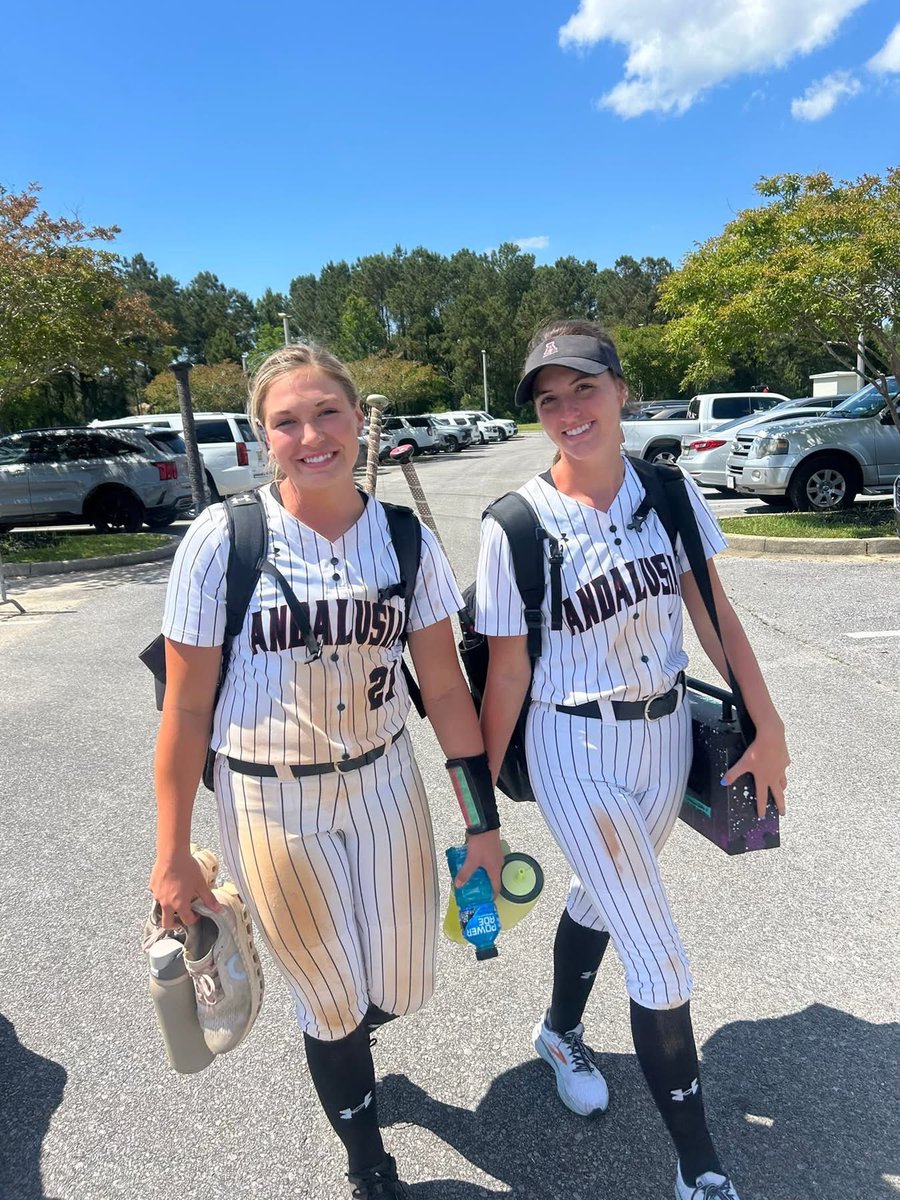tayanewton2's tweet photo. Wouldn’t have wanted this season to end any other way. I could not be more proud of this team. WE have worked so hard not only together, but individually as well. We ended our season 30-10. Never a sad time with @A_DogsSoftball. Can’t wait for one more.❤️ https://t.co/pbo2DPDOby