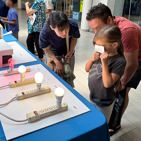 SubaruTelescope's tweet image. 現地時間 5月3日(土)、ハワイ島ヒロのショッピングモールにて毎年恒例アストロ・デーが開催されました。#すばる望遠鏡 ブースでは参加者が、分光カードで様々な電球などの🌈スペクトル(虹)を見た後、一度に約2,400天体のスペクトルを取得できる新装置、超広視野多天体分光器 #PFS について学びました。