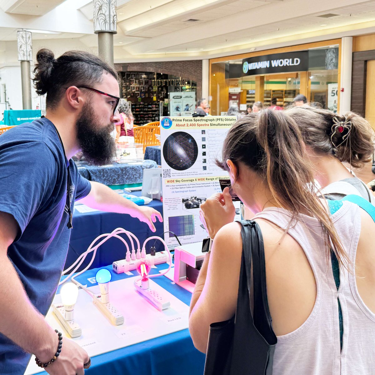 SubaruTelescope's tweet image. 現地時間 5月3日(土)、ハワイ島ヒロのショッピングモールにて毎年恒例アストロ・デーが開催されました。#すばる望遠鏡 ブースでは参加者が、分光カードで様々な電球などの🌈スペクトル(虹)を見た後、一度に約2,400天体のスペクトルを取得できる新装置、超広視野多天体分光器 #PFS について学びました。