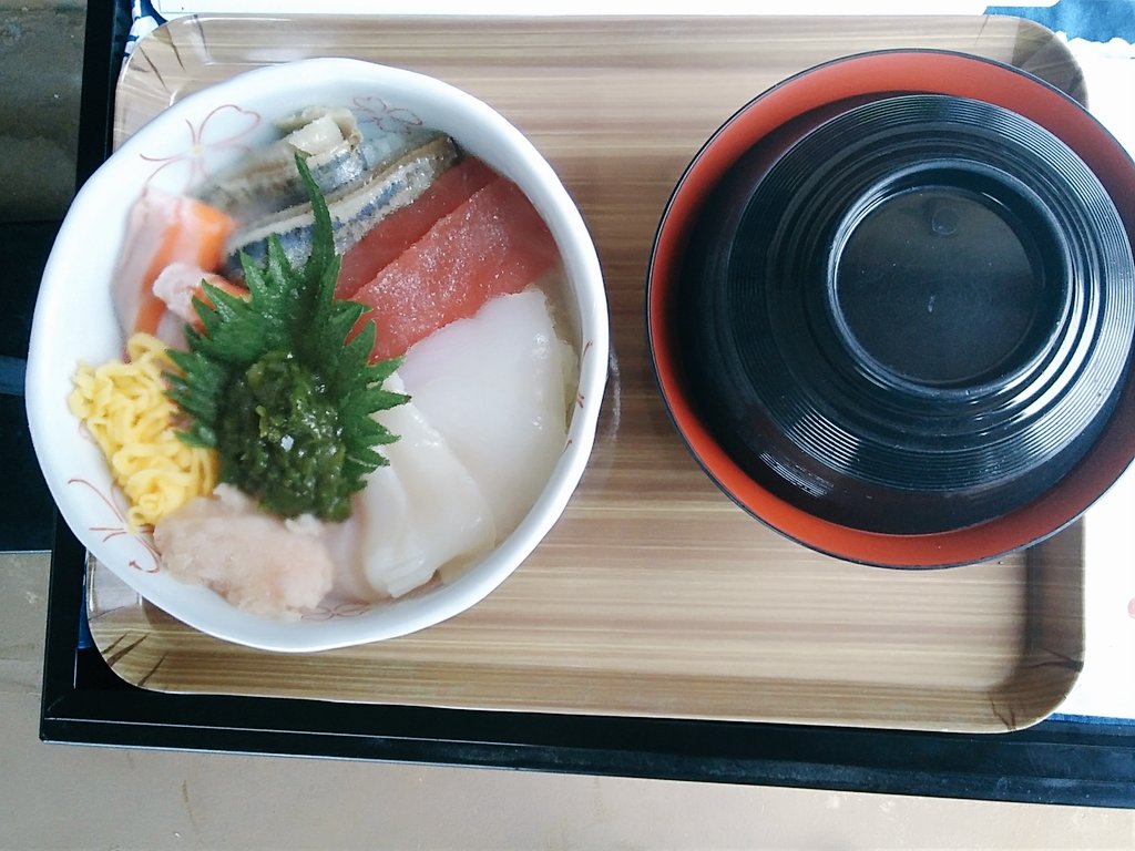 こんにちは！ #いちば寿司 です！✨
ゴールデンウィークは沢山の方に来てくださりありがとうございました！😆💕

本日の限定丼は…
　🔸マグロ🔸紋甲イカ🔸真いか🔸イワシ🔸
　🔸サーモン🔸メカジキ中落ち🔸メカブ🔸
汁物付きで税込1,100円です！😋🍣
本日も皆様のご来店お待ちしております！😊🙌