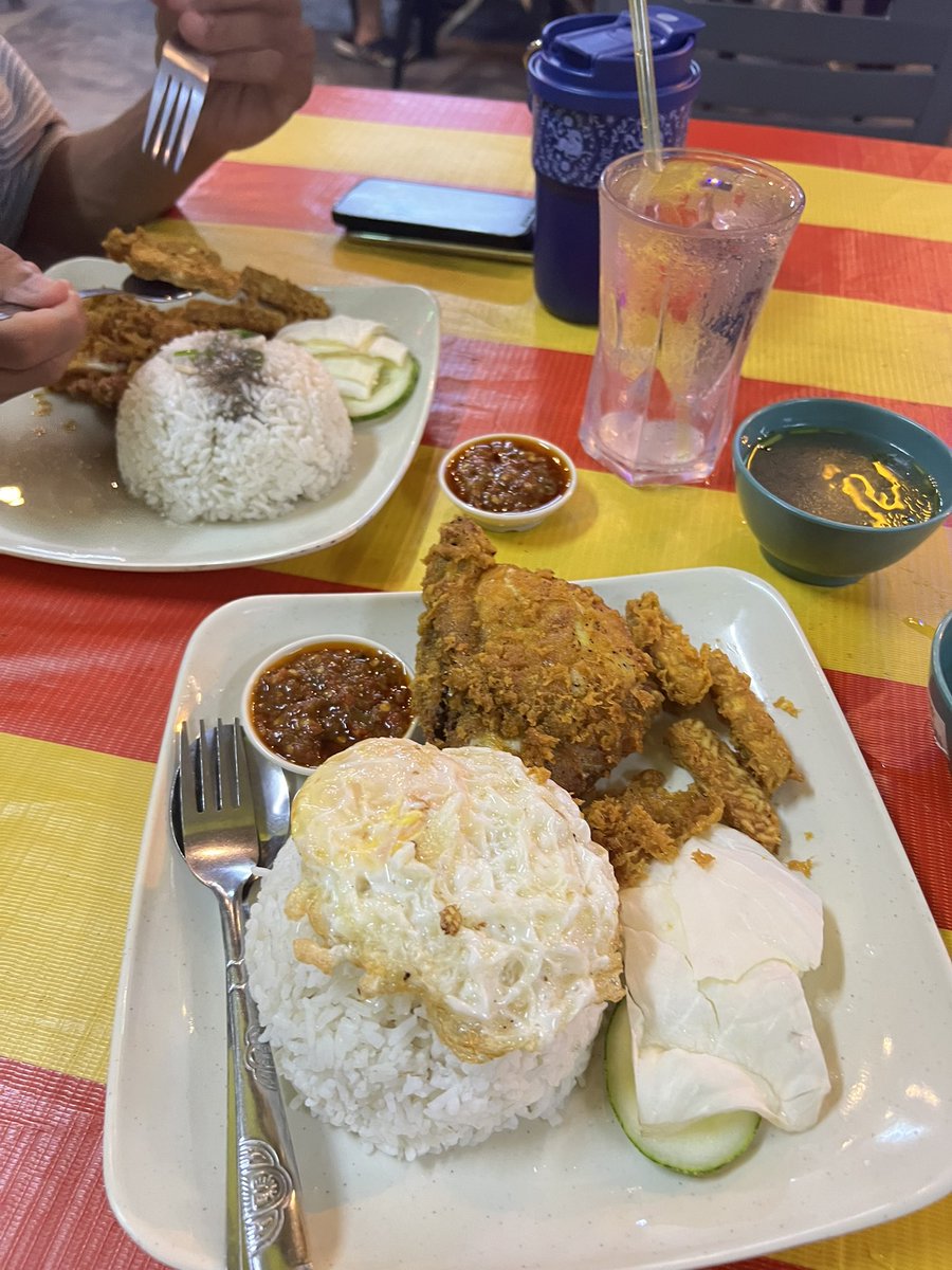 Makan dekat kedai jiran masa niaga bulan puasa haritu. Ayam penyet 😍

📍Sani CKT, Parit Buntar