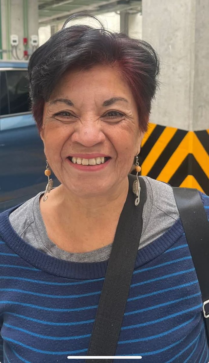 RT, por favor. Mi mamita esta desaparecida y yo ya estoy desesperada  Aída Gloria Osorio Pineda, blusa gris,  pantalón de mezclilla, un bolso cruzado. La vieron la última vez el  domingo 4 de mayo en el metro General Anaya en la taquilla.
5582226101 José Antonio Osorio