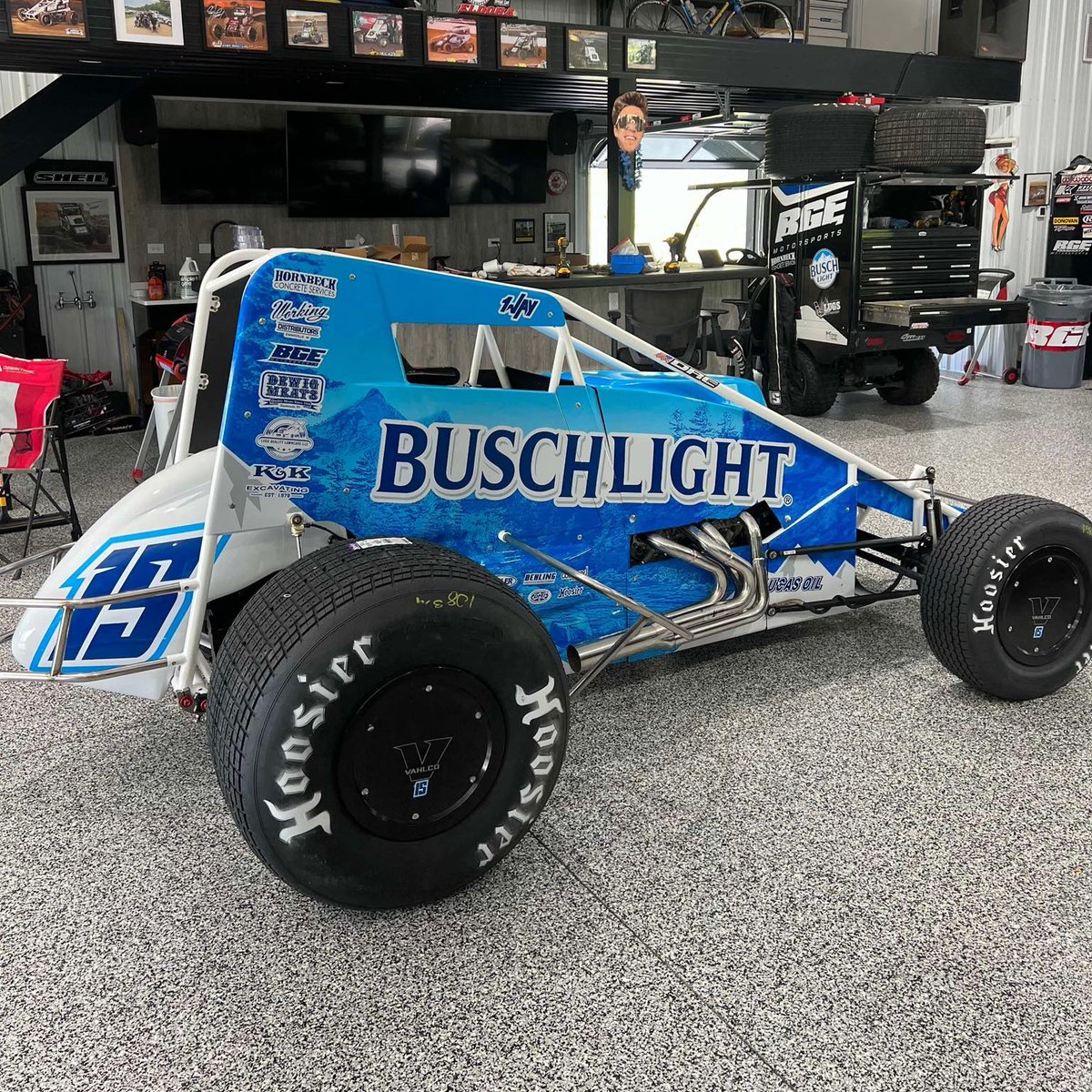 USACNation's tweet photo. 𝑩𝒖𝒔𝒄𝒉𝒉𝒉𝒉𝒉! 🏔️

@Carson_Garrett_ will drive a @BuschBeer Light sponsored car this weekend in USAC @AMSOILINC National Sprint Car action.

He'll drive the #15 at @TSS_Haubstadt this Saturday, May 10.

On Friday, May 9 at @BloomSpeedway, he'll pilot the Epperson Racing #2E. https://t.co/zT7jw1IFm9