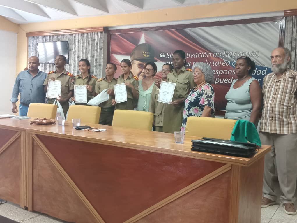 EjrcitoOrienta1's tweet photo. 🏆Premiados camilitos santiagueros por su participación en el Concurso Provincial Guillermón Moncada.
#Cuba https://t.co/1aoGqfyohs