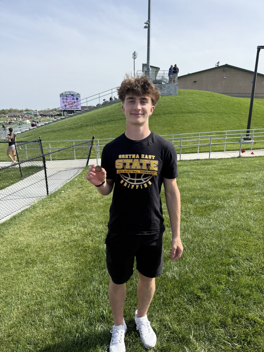 Congrats to Talan Hovie for this 8th place finish in the high jump! 🙌