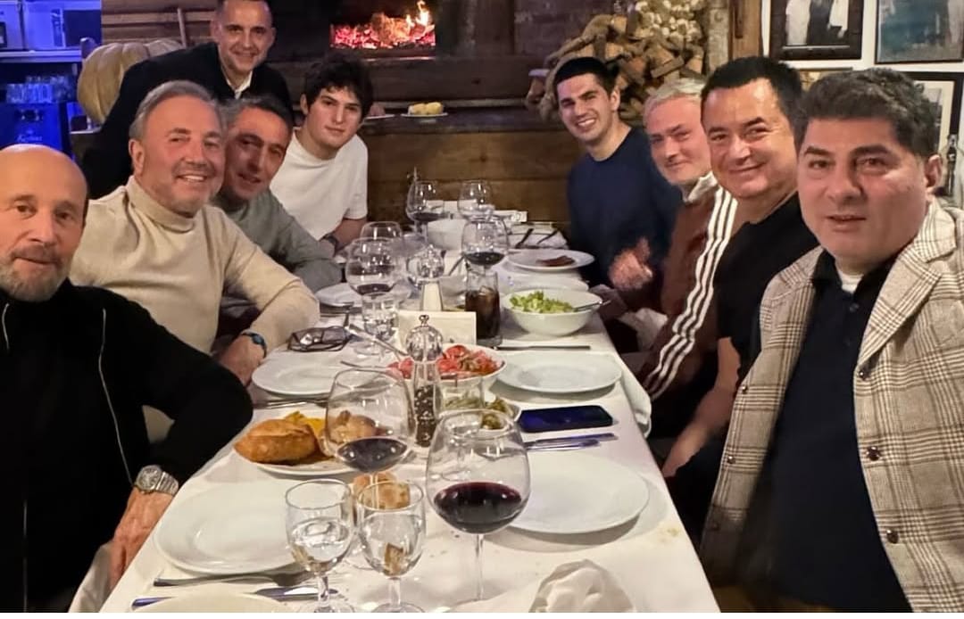 FFTVofficial's tweet image. Türkiye'nin en zengin 100 insanı açıklandı. Listede Fenerbahçe yönetiminden 4 isim yer aldı. (Forbes)

23) Hamdi Akın ➡️ 1 milyar 700 M€
43) Ali Koç  ➡️ 900 M€
61) Hakan Safi ➡️ 760 M€
86) Nezih Barut ➡️ 670 M€