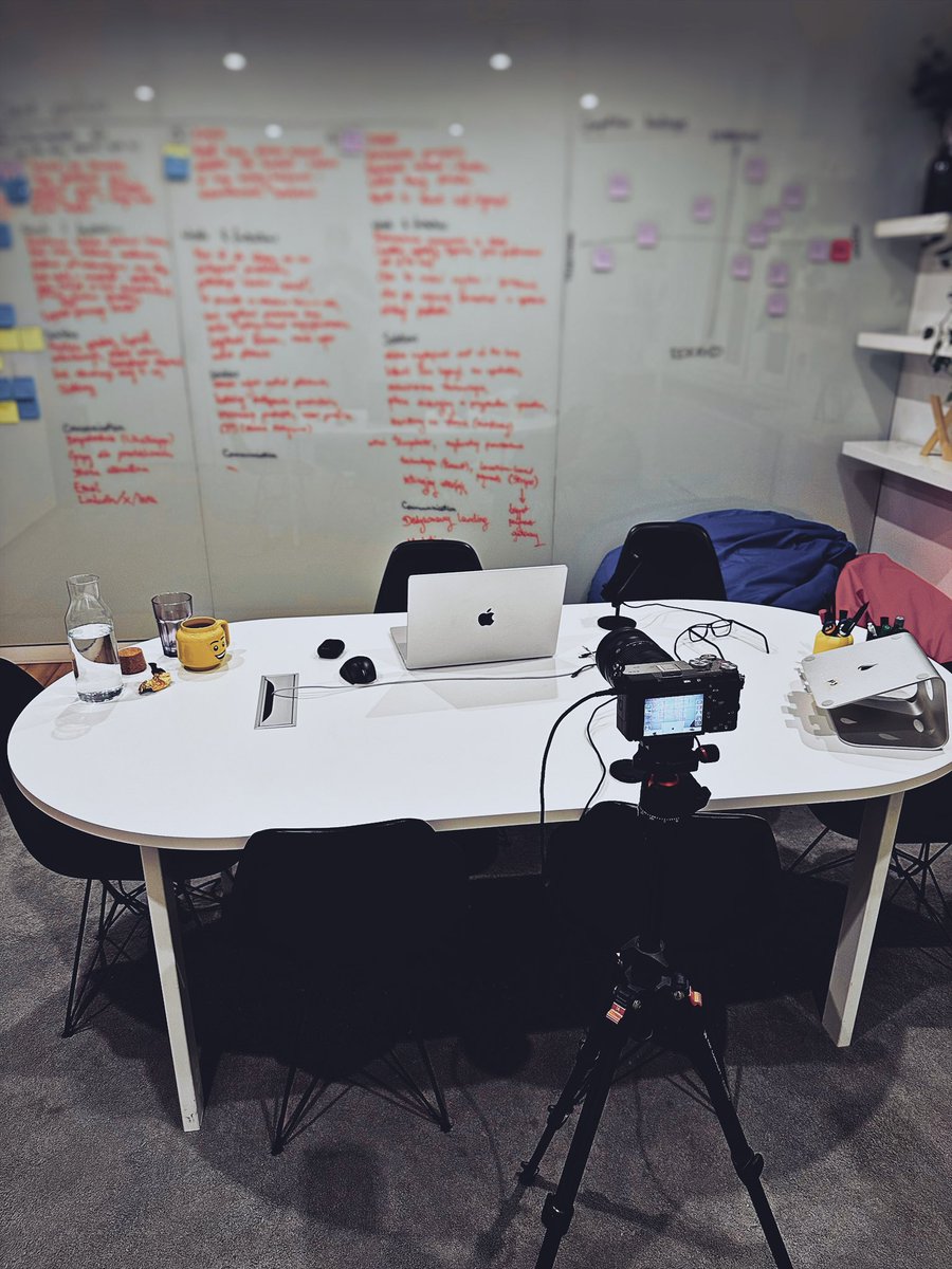 Behind the scenes of a 4h online product workshop. I might've overdone it with the FF camera (the Mac webcam works just fine) but nothing beats the sweet natural background blur 🤤