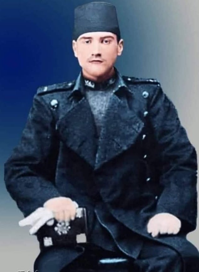 Atamın 17 yaşında ki şu fotoğrafta ki  bakışını anlatmaya kalksam, değil Tweet kamyon dolusu defterler yetmez..
İyi ki bizim atamız oldun..
Kalp atışım benim.